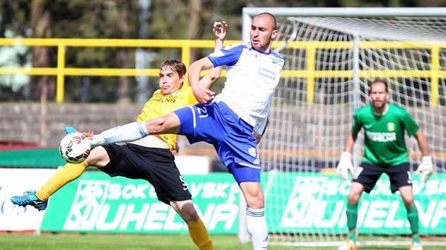 Znojemsk Libor ondra (v poped) a Zbynk Vondrek ze Sokolova v souboji o m