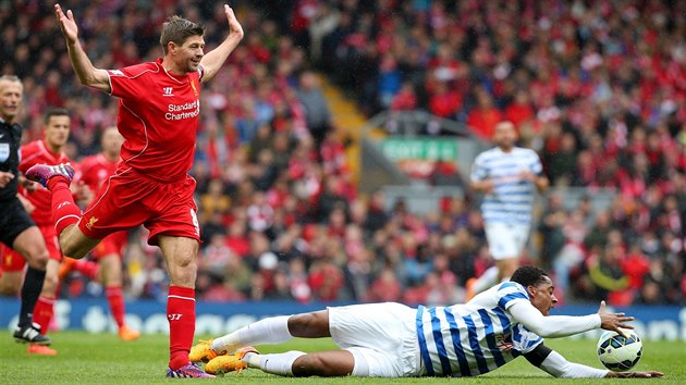 J SE HO NEDOTKL, FAKT NE. Kapitn Liverpoolu Steven Gerrard (vlevo) v souboji s Leroyem Ferwm z QPR.