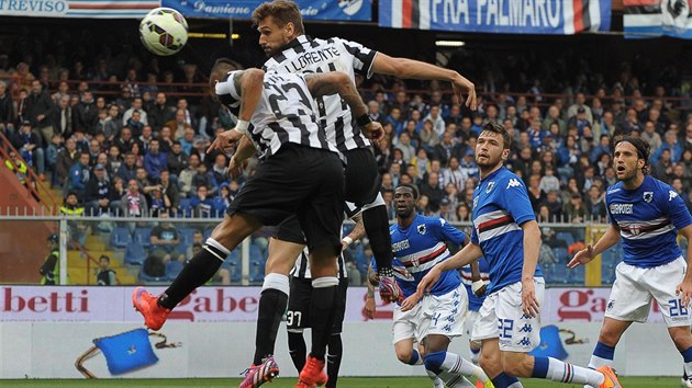 Arturo Vidal (vlevo) z Juventusu Turn skruje v utkn se Sampdori Janov.