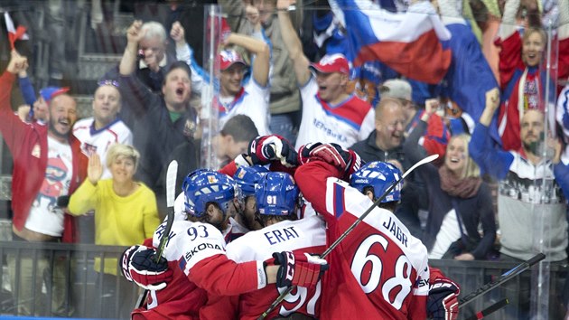 KLUBKO RADOSTI. Čeští hokejisté slaví gól proti Lotyšsku, zcela vpravo je Jaromír Jágr.