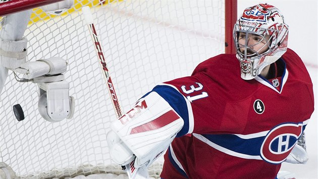 Glman Montrealu Carey Price inkasuje v zpase s Tampou.