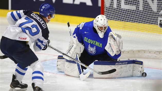 ANCE. Fin Joonas Donskoi v souboji se slovinskm glmanem Gasperem Kroseljem