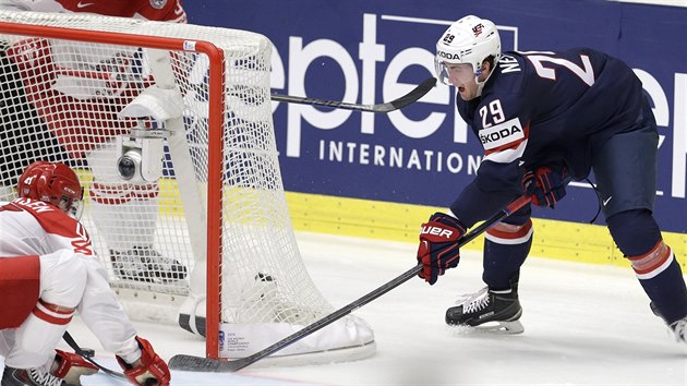 Brock Nelson (vpravo) z USA skruje v utkn s Dnskem.