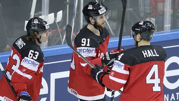 Tyler Seguin (uprostřed) z Kanady slaví se spoluhráči svou trefu proti Francii