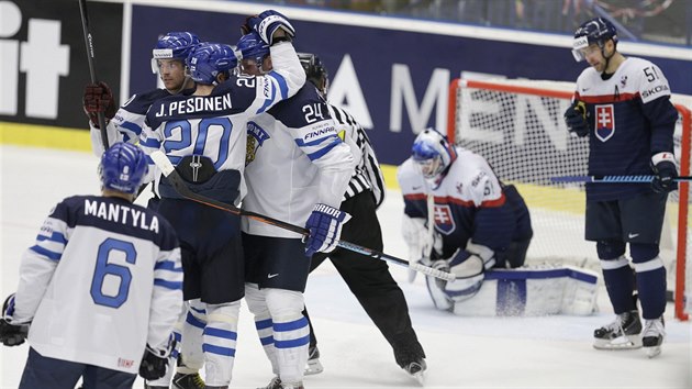 Gólová radost v podání finských hokejistů v utkání se Slovenskem