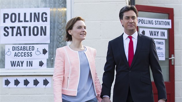Labouristick pedseda Ed Miliband piel volit s manelkou Justine v severoanglickm Doncasteru (7. kvtna 2015).
