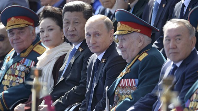 Vladimir Putin přehlídku sledoval spolu s čínským prezidentem Si Ťin-pchingem a vládcem Kazachstánu Nursultánem Nazarbajevem (9. května 2015).