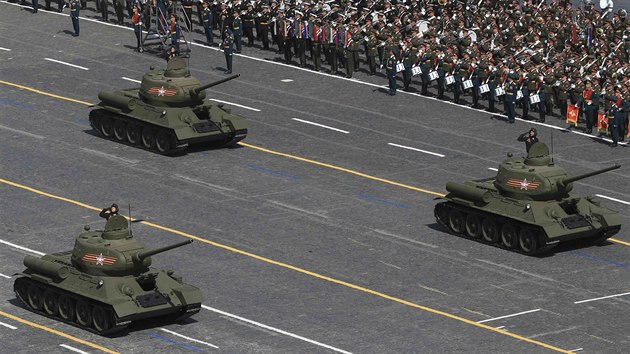 Druhoválečné tanky T-34-85 na moskevské
přehlídce k 70. výročí konce druhé světové války  (9. května 2015).