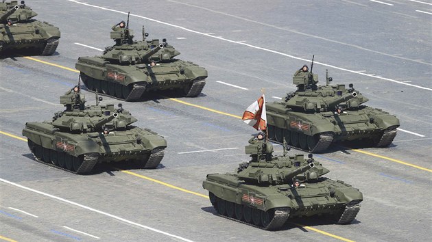 Tanky T-90A na moskevské přehlídce k 70. výročí konce druhé světové války  (9. května 2015).