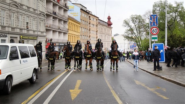 Brnem proli radiklov. Cestu jim blokoval dav odprc.