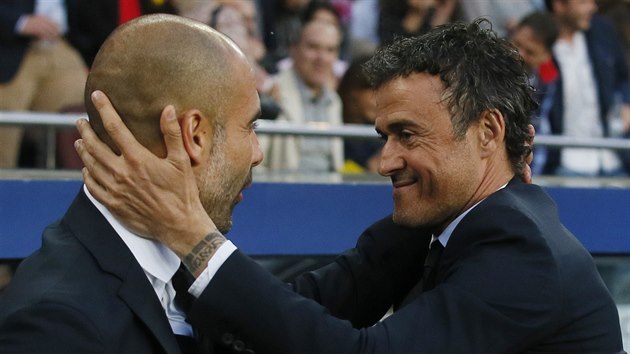 VTEJ ZPTKY, KAMARDE. Barcelonsk kou Luis Enrique (vpravo) se zdrav s Pepem Guardiolou, trenrem Bayernu Mnichov, jen piel na stadion Camp Nou poprv jako soupe.