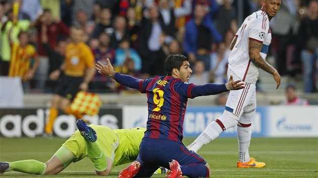 PENALTA NEBUDE? Barcelonsk Luis Surez se div, e sud nenadil penaltu za faul na jeho osobu.