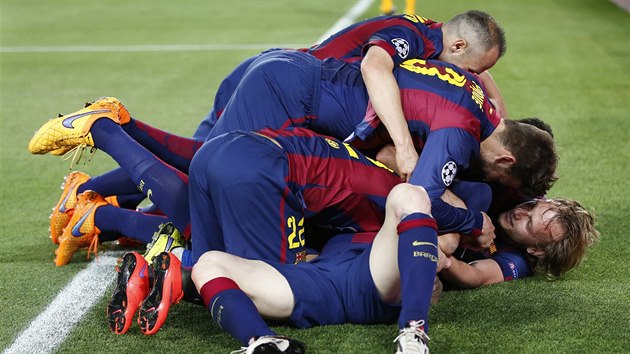 ZAVALEN STELEC. Fotbalist Barcelony se sesypali na Lionela Messiho.