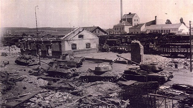 T-34 č. 649 před zničenými budovami nádraží