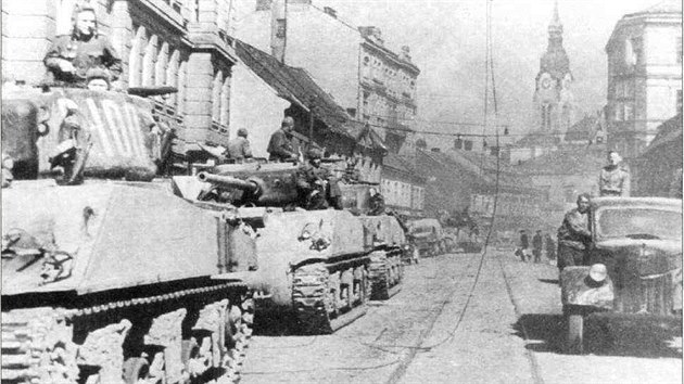 Sovětská 6. gTA se svými tanky Sherman v Brně