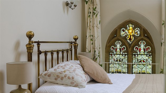 Interir zdob pvodn velkolep klenut okna s kamennmi lomenmi oblouky a vitremi.