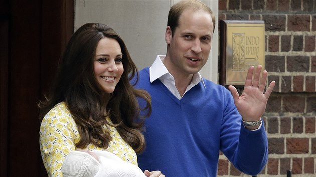 Princ William a vvodkyn Kate ukzali dceru pi odchodu z porodnice (Londn, 2. kvtna 2015).