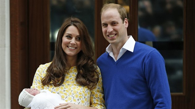Princ William a vévodkyně Kate ukázali dceru při odchodu z porodnice (Londýn, 2. května 2015)