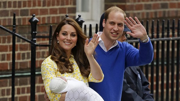 Princ William a vévodkyně Kate ukázali dceru při odchodu z porodnice (Londýn, 2. května 2015).