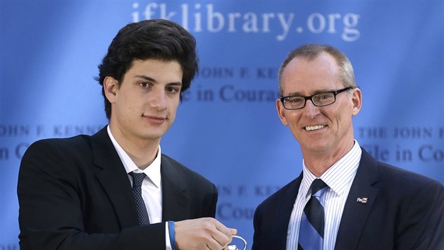 Jack Schlossberg a Bob Inglis, kter zskal za svj postoj v boji se zmnami klimatu cenu Johna F. Kennedyho (Boston, 3. kvtna 2105).