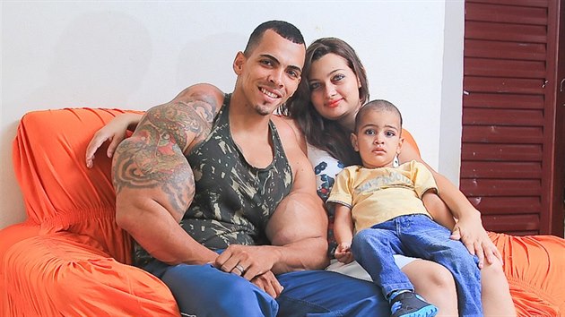 Romario Dos Santos Alves s manelkou a synem