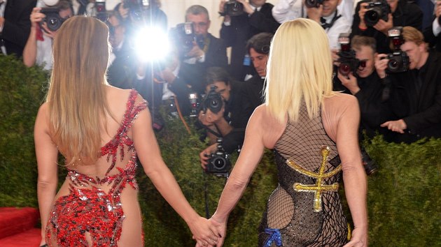 Jennifer Lopezov a Donatella Versace na MET Gala (New York, 4. kvtna 2015)