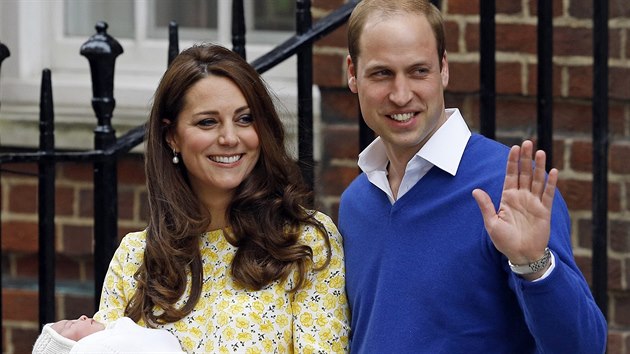 Princ William a jeho manelka Kate ukzali po narozen dceru Charlotte (Londn, 2. kvtna 2015).