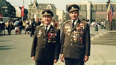 Ivan Benák (vlevo) 1. kvtna 1988 na ústeckém Mírovém námstí s dalím...