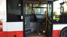 Pi nehod autobusu a osobního auta v praské Hostivai se zranili ti lidé...