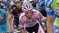Richie Porte v růžovém trikotu pro vedoucího muže Giro d'Italia.