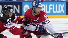 SOUBOJ HV�ZD. Jaromír Jágr se p�etahuje o puk se Sidney Crosbym.