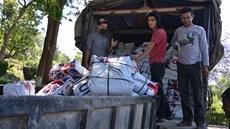 Pomoc do Nepálu dorazila z celého svta. Na míst pomáhají i humanitární...