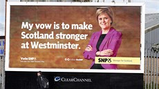 Pedvolební billboard Skotské národní strany v ele s Nicolou Sturgeonovou.