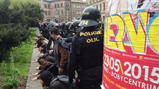 Policisté zadr�eli odp�rce pochodu D�lnické mláde�e a DSSS (1. kv�tna 2015).