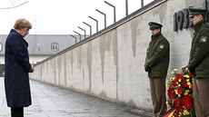 Nmecká kancléka Angela Merkelová poloila vnec u památníku v Dachau bhem...