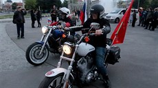 �lenové ruského motorká�ského klubu No�ní vlci dorazili do Vídn� (2. kv�tna...