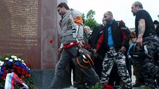 lenové ruského motorkáského klubu Noní vlci dorazili do Vídn k pomníku na...