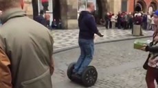 V centru Prahy spadl cizinec z vozítka Segway