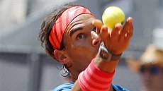 Rafael Nadal servíruje v semifinále madridského turnaje proti Tomái Berdychovi.