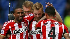 Fotbalisté Sunderlandu se radují z gólu.