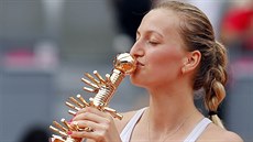 Petra Kvitová s trofejí pro vítzku turnaje v Madridu.