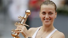 Petra Kvitová s trofejí pro ampionku turnaje v Madridu.