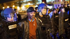 Policisté v noci na sobotu na tyi desítky demonstrant zadreli, dalích 15...