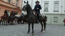 Kn�z Zbigniew Czendlik se p�edstavil také jako sváte�ní jezdec na koni.
