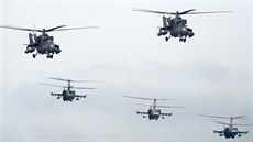 V popedí dva stroje Mi-35 (jedná se o modernizaci známého Mi-24) a dále ti...