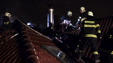 No�ní po�ár st�echy domu napáchal �kodu za p�l milionu