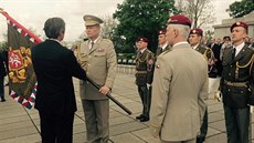 Generál Josef Be�vá� p�evzal bojový prapor generálního �tábu i post ná�elníka...