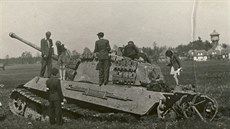 Opu�t�ný velitelský královský tygr se v povále�ných dnech stal atrakcí. Chodily...