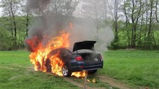 Drahé auto v úterý ráno celé shoelo.