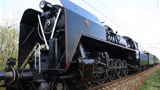 Lokomotiva 475.1, řečená Šlechtična. Za ní osobní vagony.